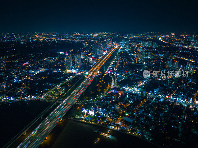 夜间的西贡桥和Tran Nao环岛